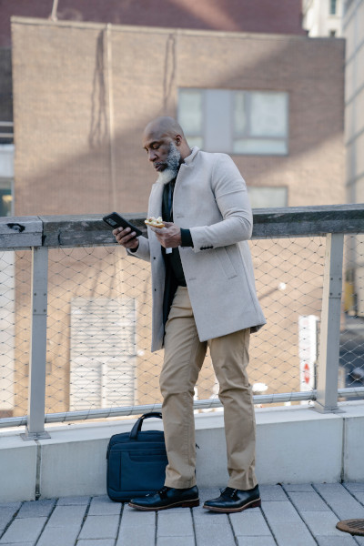 Come usare il grigio nell'abbigliamento maschile 1 pexels barbara olsen 7870038