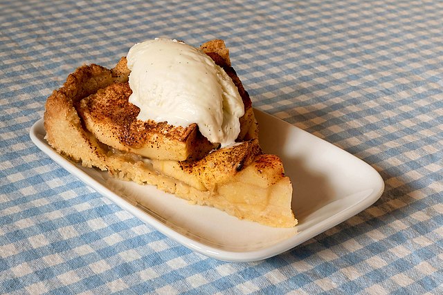 Apple cake with vanilla ice cream 2